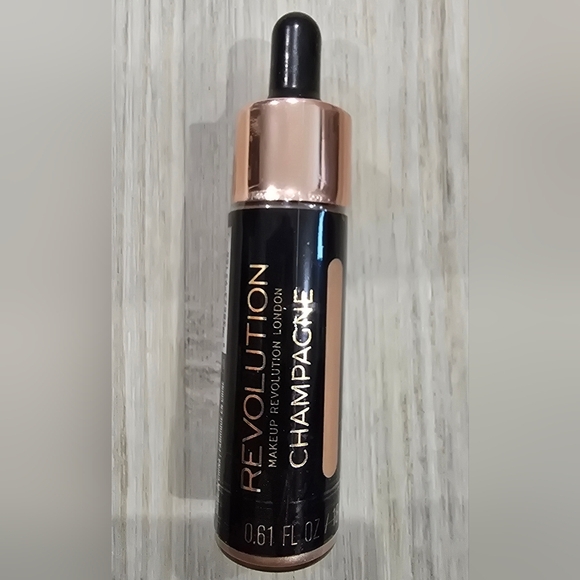 Makeup Revolution Liquid Highlighter / Champagne / .61 fl Oz/ Sealed - Picture 1 of 4